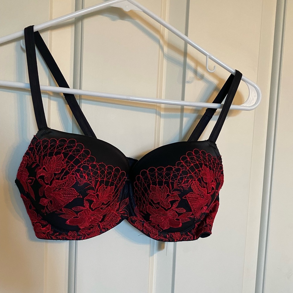 Soma Bra/ color black Raphael Red/ size 34C